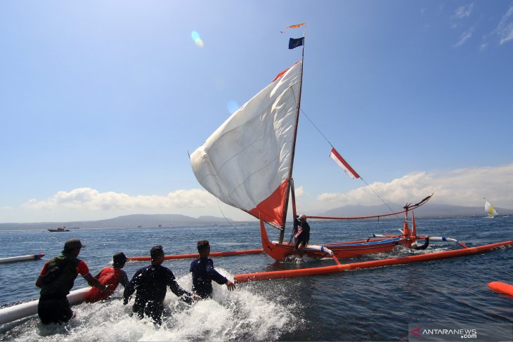 Lomba perahu layar tradisional