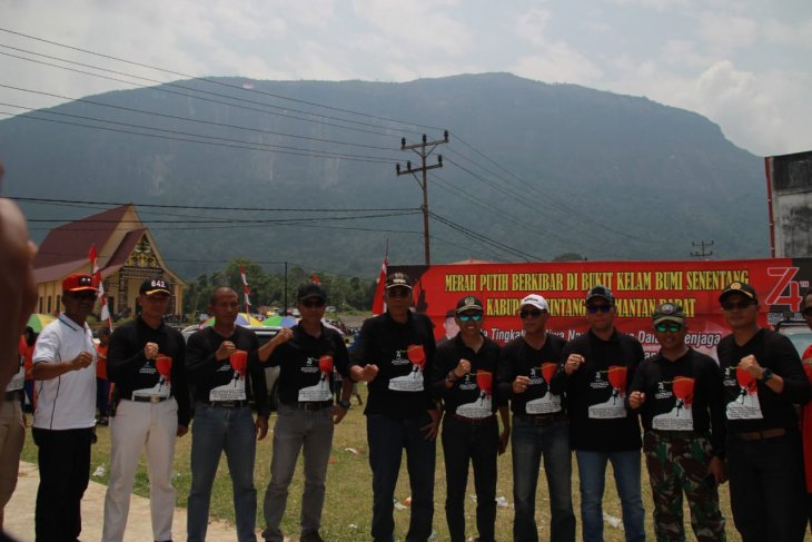 Bendera merah putih  raksasa terbentang di Bukit Kelam 