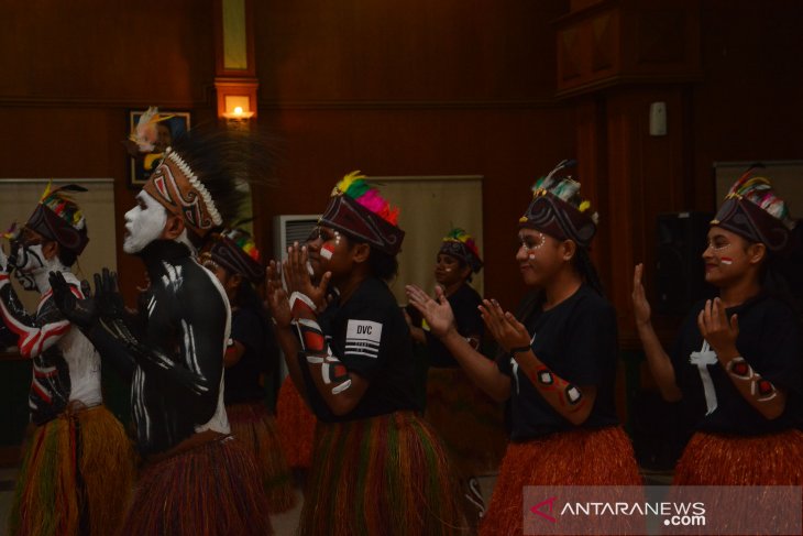 Pentas seni budaya Papua dan doa lintas Iman