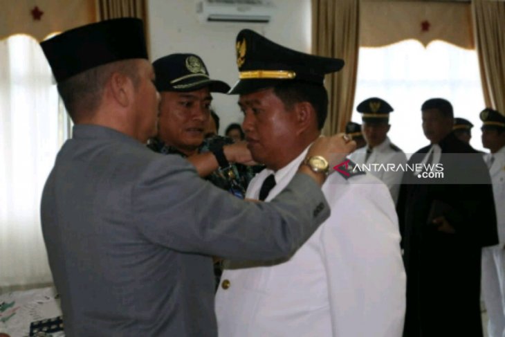 Bupati Taput ancam copot camat tak tempati rumah dinas
