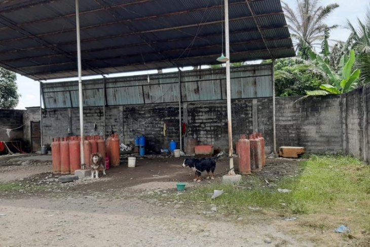 Empat tersangka pengoplos gas elpiji ditangkap