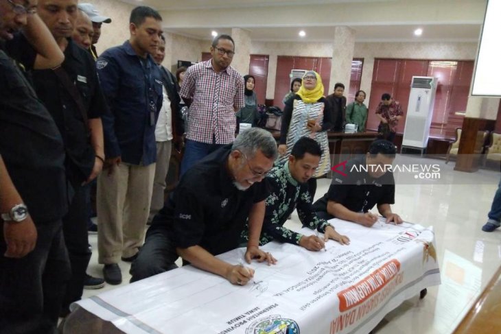 Deklarasi bersama lembaga penyiaran, KPID Jatim canangkan kesepakatan siaran damai