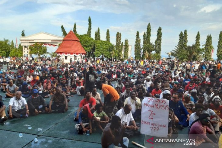 TNI, police deploy trucks to move thousand Papuan demonstrators home