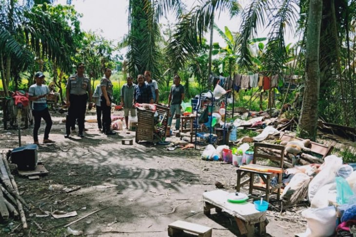 Polsek Pangkalan Brandan bantu sembako korban angin puting beliung
