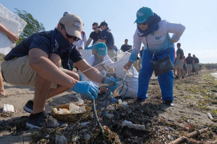 Angkatan laut Chili turut bersihkan sampah