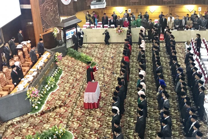 120 Anggota DPRD Jatim 2019-2024 Resmi Dilantik (Video) - ANTARA News ...