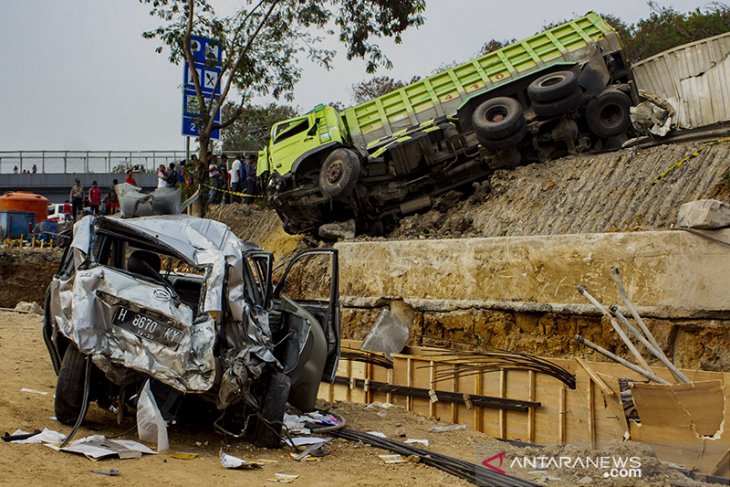 Kecelakaan Beruntun di Tol Cipularang