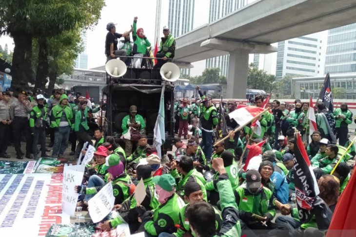 Motortaxi drivers demonstrate before Malaysian Embassy