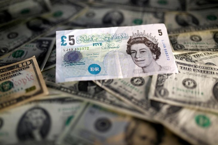 Kurs dolar menguat setelah pound jatuh tertekan kekhawatiran