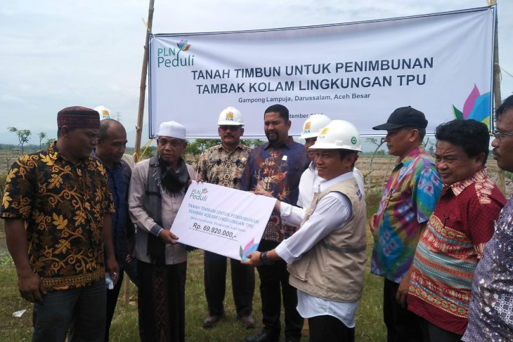 PLN UIP Sumbagut salurkan bantuan tanah timbun