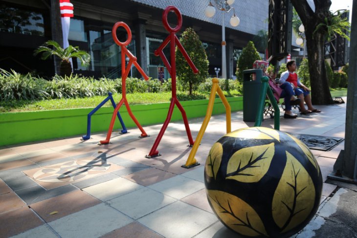 Pemasangan bollard Surabaya lindungi pejalan kaki