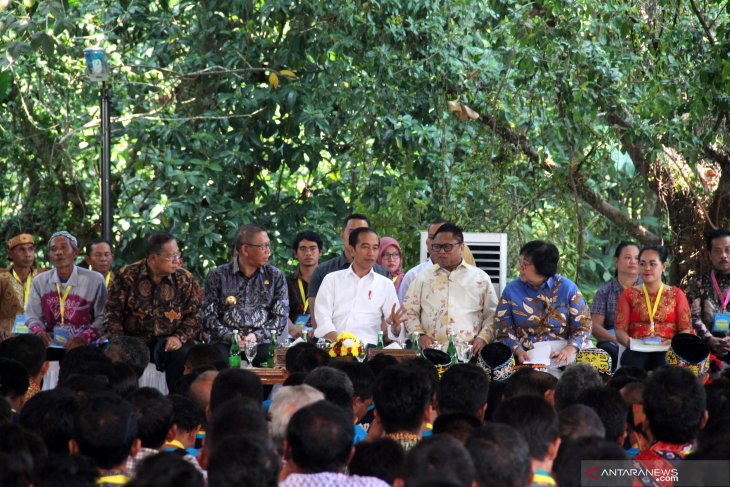  Presiden Joko Widodo Membagikan Sertifikat TORA di Pontianak