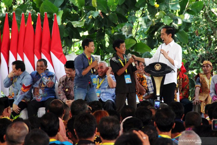  Presiden Joko Widodo Membagikan Sertifikat TORA di Pontianak