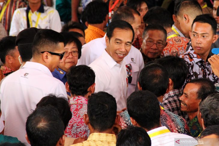  Presiden Joko Widodo Membagikan Sertifikat TORA di Pontianak