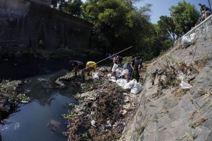 Membersihkan sungai Jenes dari sampah