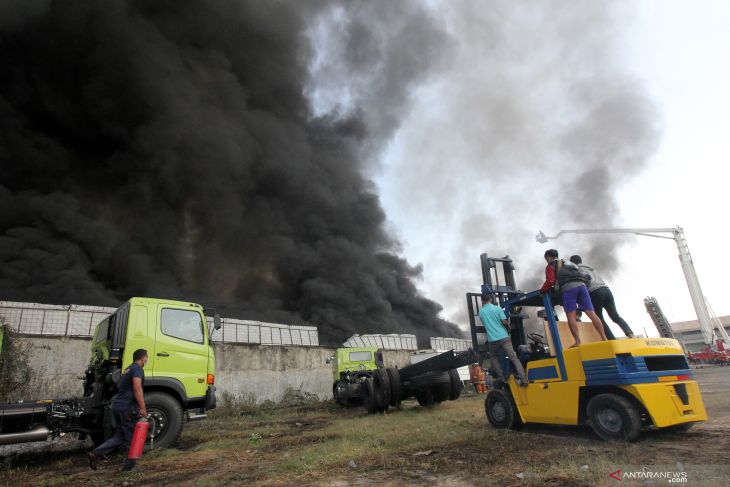 Kebakaran gudang onderdil kendaraan bermotor