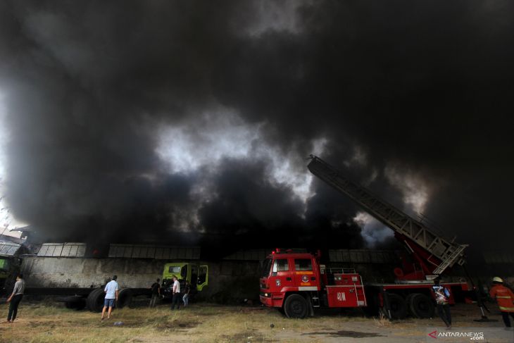 Kebakaran gudang onderdil kendaraan bermotor