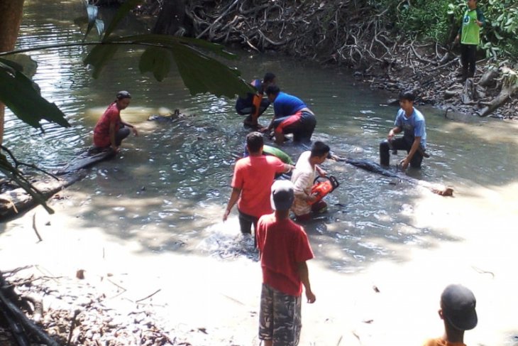 Warga Desa Tanta Tabalong bersihkan Sungai Mangkusip