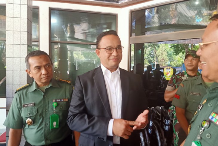 National figures pay visit to Habibie at Army Hospital