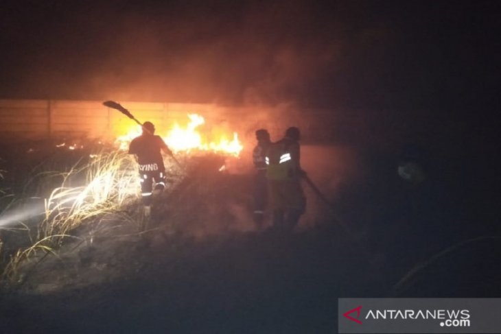 PMI Banjar berjibaku padamkan kebakaran lahan perkuburan yang terus meluas