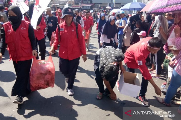 PMI Cianjur mengajak masyarakat kurangi penggunaan plastik
