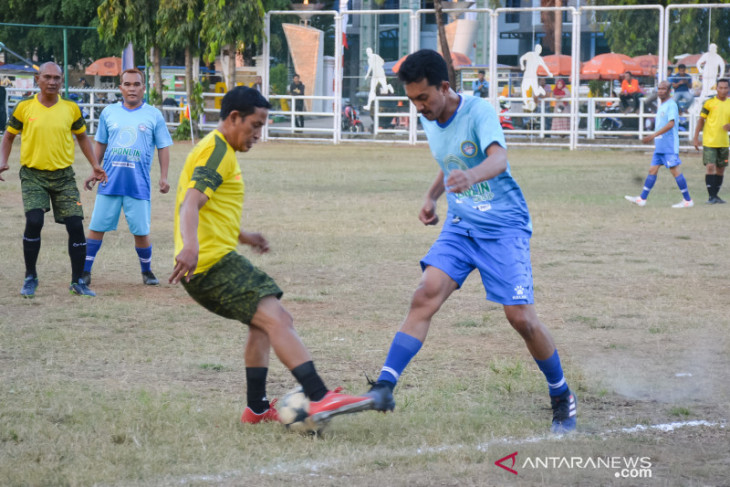 Tim gubernur kalahkan tim wabup main bola