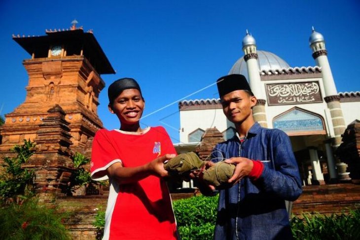 Tradisi bukak luwur Sunan Kudus