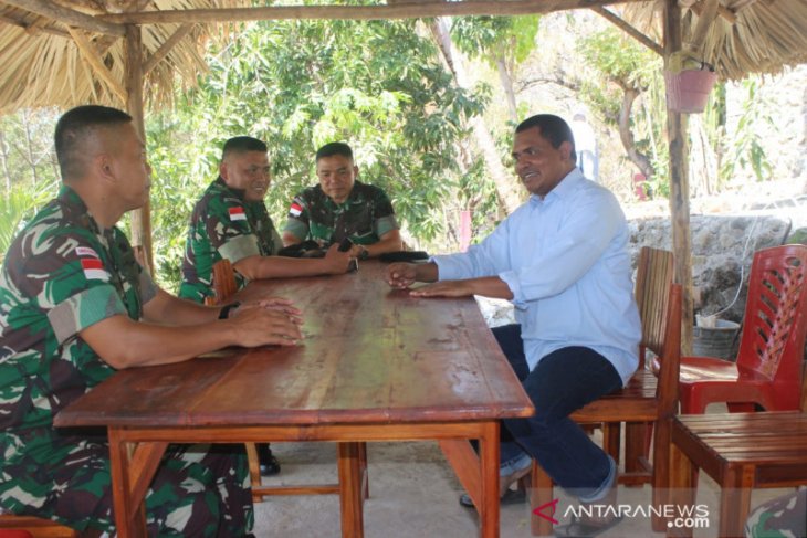 Satgas Pamtas Yonif 142/KJ temui tokoh agama di perbatasan RI-Timor Leste