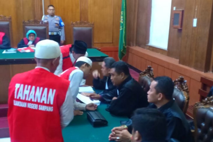 Sembilan terdakwa pembakar Mapolsek Tambelangan disidangkan terpisah