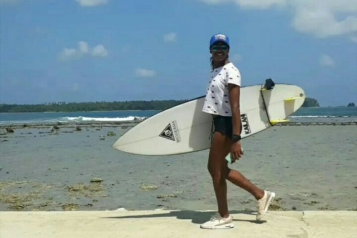 Peselancar Venezuela penasaran tantangan ombak Pantai Sorake