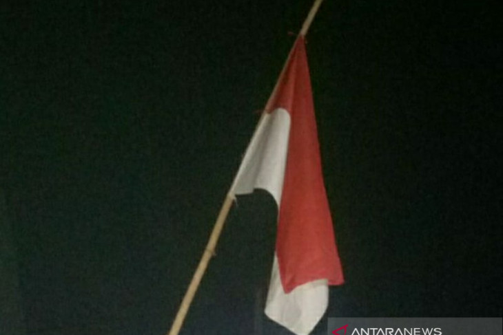Warga Pangkalpinang mulai kibarkan bendera setengah tiang