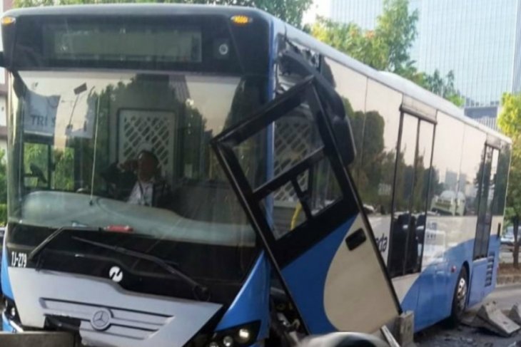 Tabrak separator, Bus TransJakarta ringsek di Jakarta Barat