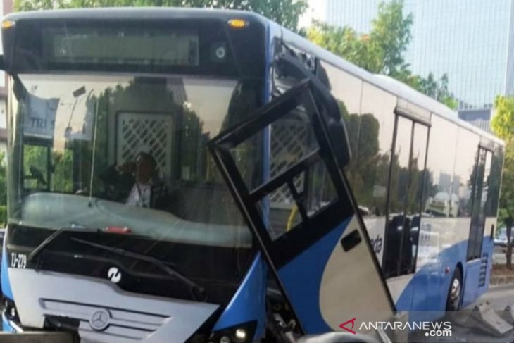Tabrak separator, bus TransJakarta ringsek