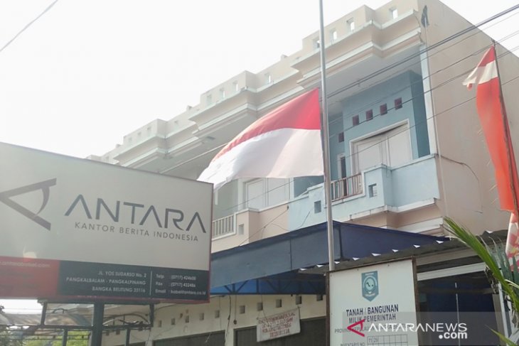 Bendera setengah tiang ungkapan belasungkawa wafatnya Habibie