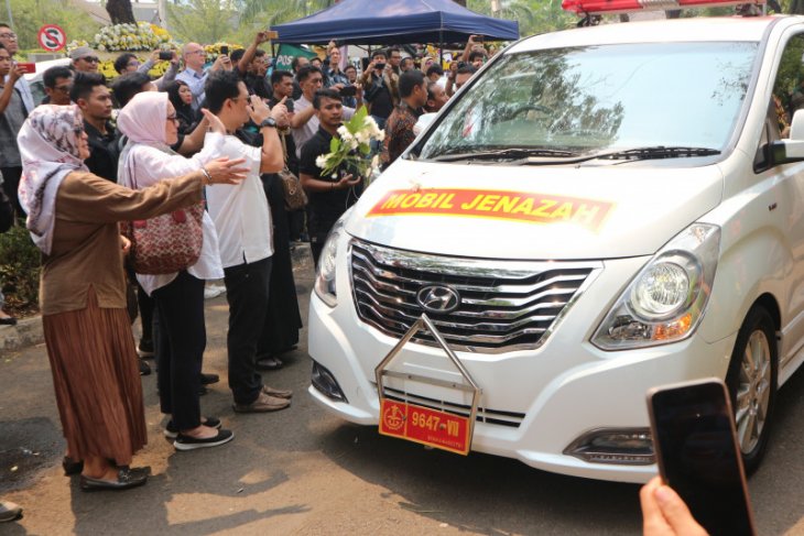 Jenazah dimasukkan ke mobil ambulans, warga: Selamat jalan Pak Habibie