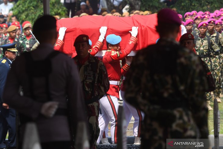 BJ Habibie wafat - Warga antusias saksikan upacara pelepasan jenazah