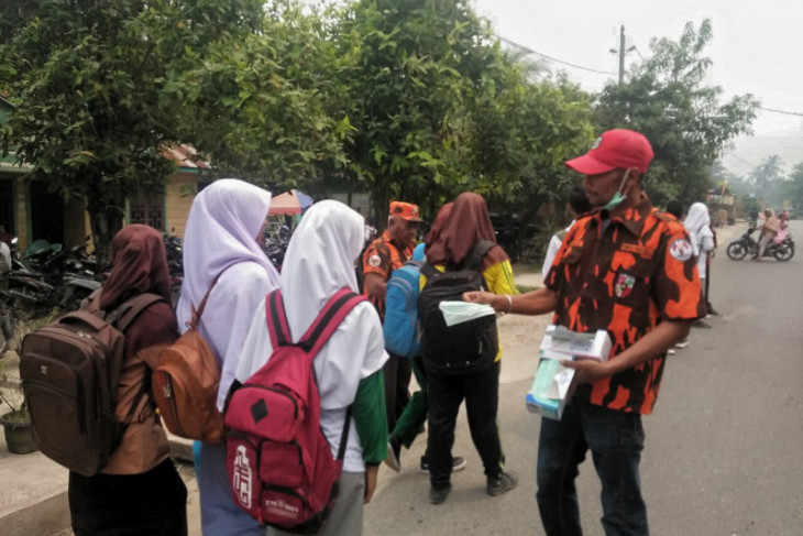 PAC PP Marbau bagi masker kepada siswa