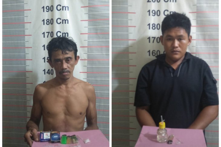 Dua pemilik sabu-sabu ditangkap Polsek Salapian Langkat di warung kopi