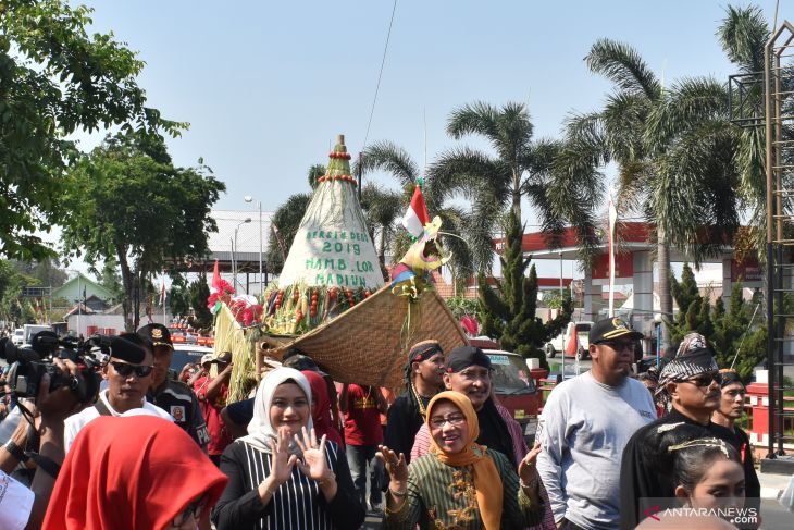 Larung sesaji sungai Madiun