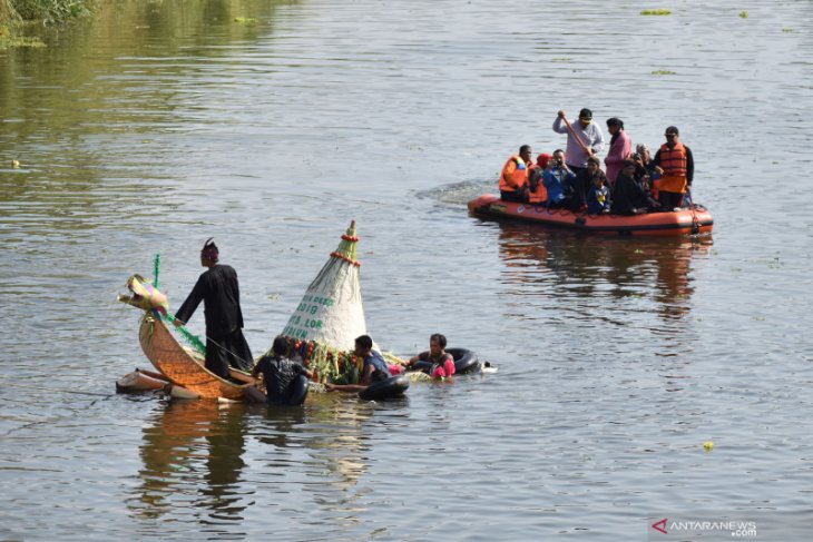 Larung sesaji sungai Madiun