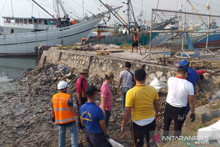 Sambut Harhubnas 2019, KSOP Tanjung Pandan bersihkan laut dan pantai