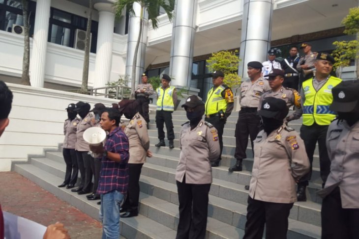 Rally participants seek govt's endorsement of revision of KPK law
