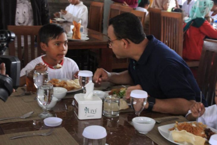 Makan siang Anies bersama 200 anak yatim-piatu dari Kepulauan Seribu
