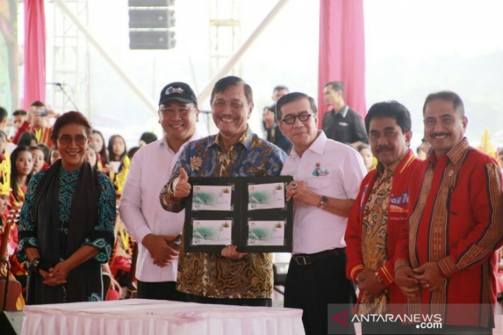 Menko Kemaritiman tanda tangani Perangko Sail Nias 2019