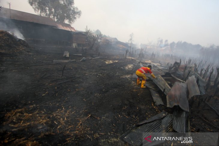 Kebakaran Lahan Gambut Mengenai Rumah Warga