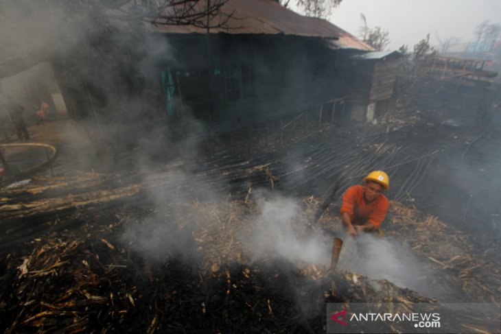 Kebakaran Lahan Gambut Mengenai Rumah Warga