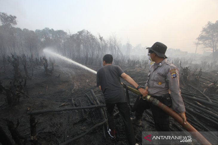 Kebakaran Lahan Gambut Mengenai Rumah Warga