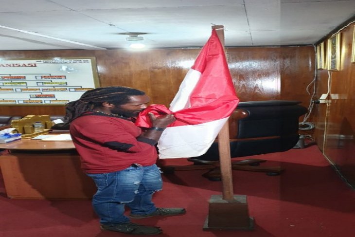 Anggota KKB anak buah Puron Wenda menyerahkan diri ke Polres Puja