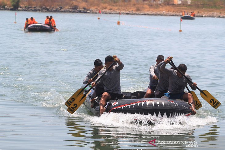 Lomba Renang dan Balap Perahu