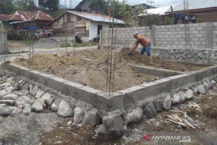 HMI Takengon bangun rumah janda miskin